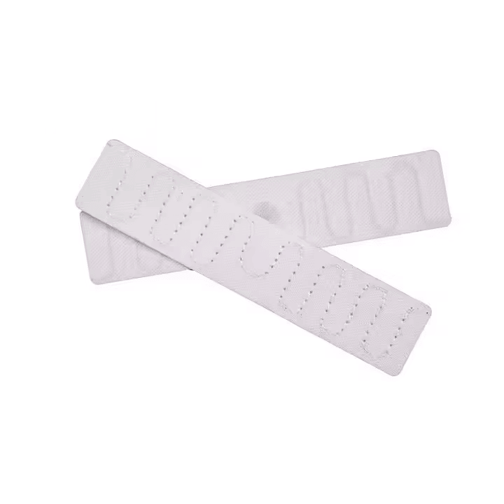 Două RFID etichete de rufe T7015-2 din poliester sunt încrucișate pentru a afișa ambele părți ale etichetei țesute și aspectul flexibil al antenei.