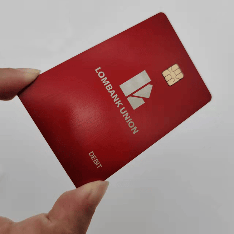 Carduri IC din metal personalizate pentru controlul accesului securizat prezentate cu un logo gravat pentru cumpărătorii care compară soluțiile de carduri IC Metal Contact.