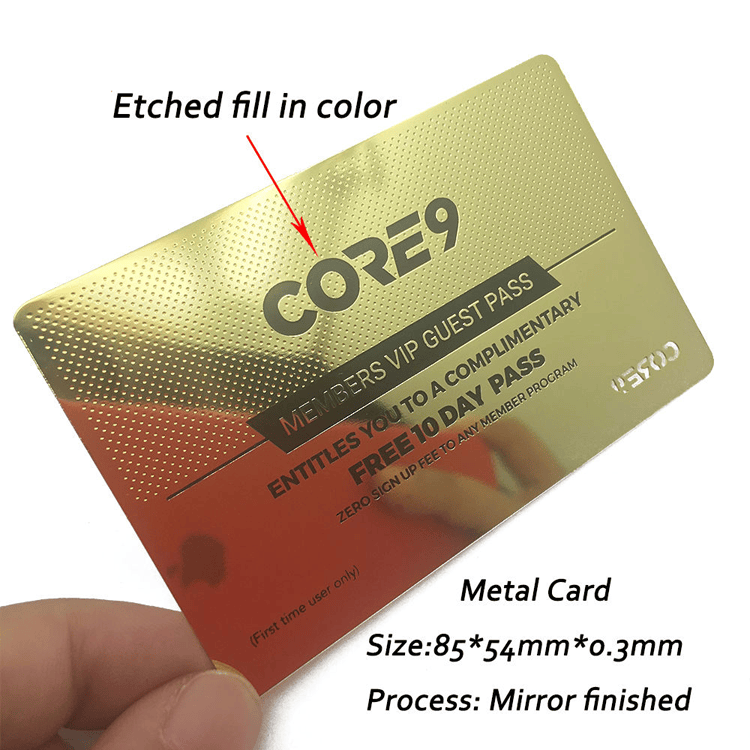 Carduri inteligente din metal personalizate pentru acces securizat. Utilizare prezentată dintr-o perspectivă clară a marginilor lustruite pentru aplicațiile de carduri IC cu contact cu metal.
