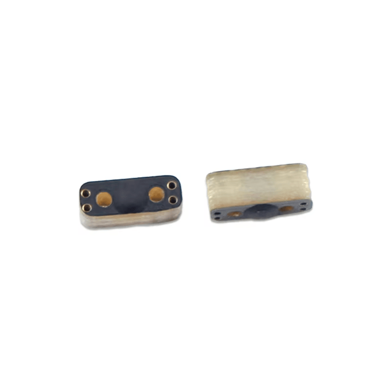 Fotografia prezintă două etichete P0803-1 PCB pe metal RFID cu vedere de sus și profil lateral pentru a evidenția construcția robustă pentru etichetarea echipamentelor.