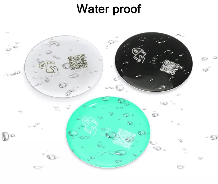 Imaginea evidențiază detaliul cipului pentru stickere NFC NTAG216 destinate utilizării durabile prin atingere în aplicații cu stickere NFC epoxidice.