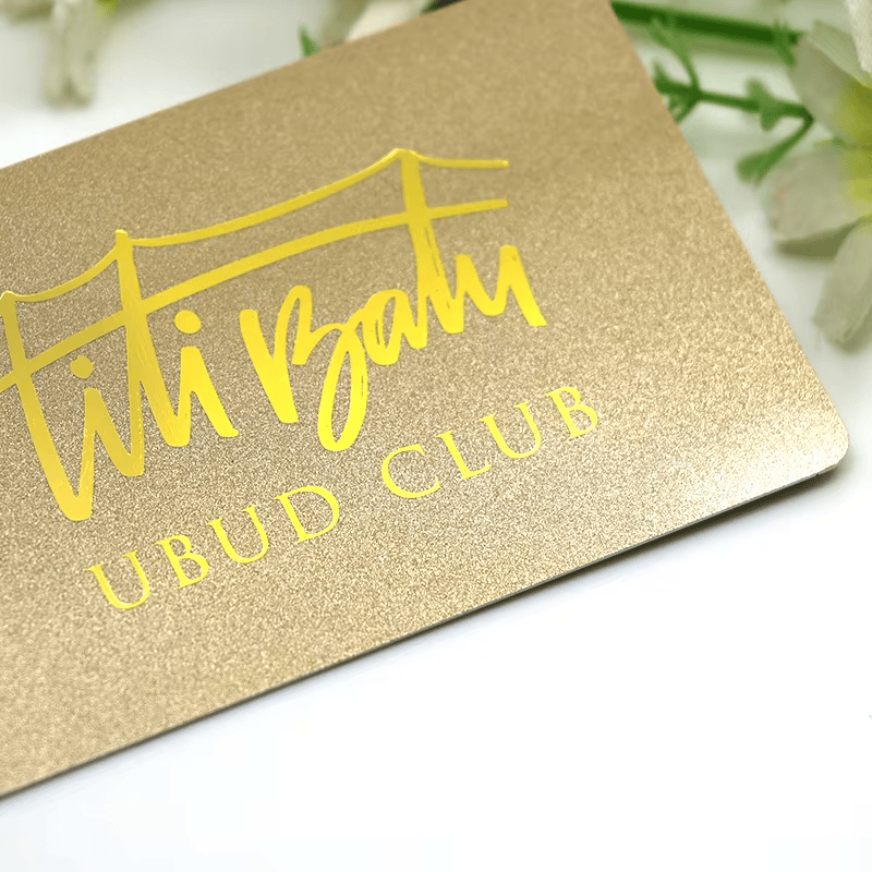 Carduri PVC cu imprimare la cald cu laser pentru branding premium sunt afișate cu accent pe aspectul antenei pentru proiectele de carduri din plastic.