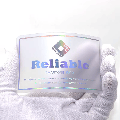 Imaginea evidențiază carduri PVC cu folio aplicat la cald prin laser pentru branding premium într-o scenă de utilizare pentru aplicații Plastic Cards.