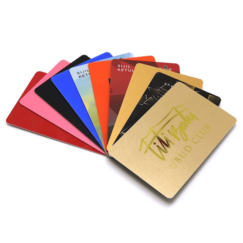 Carduri PVC cu imprimare la cald cu laser pentru branding premium prezentate dintr-o perspectivă clară a finisajului materialului pentru aplicațiile de carduri din plastic.