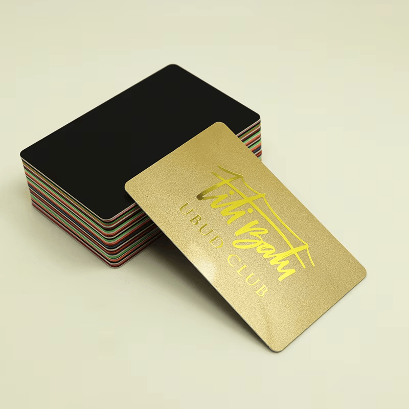 Această imagine evidențiază cardurile PVC cu imprimare la cald cu laser pentru branding premium al siglei imprimate pentru aplicațiile de carduri din plastic.