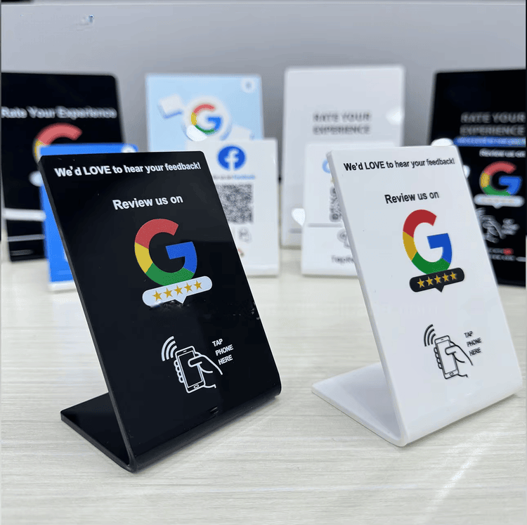 Imagine care evidențiază detaliul cipului pentru suporturile NFC de tejghea destinate contoarelor smart business.