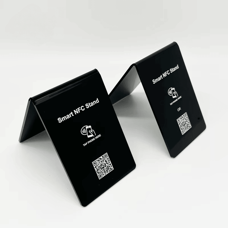 Stand NFC personalizat pentru recompense și check-in VIP, prezentat din perspectiva imprimării personalizate pentru aplicații cu standuri NFC.