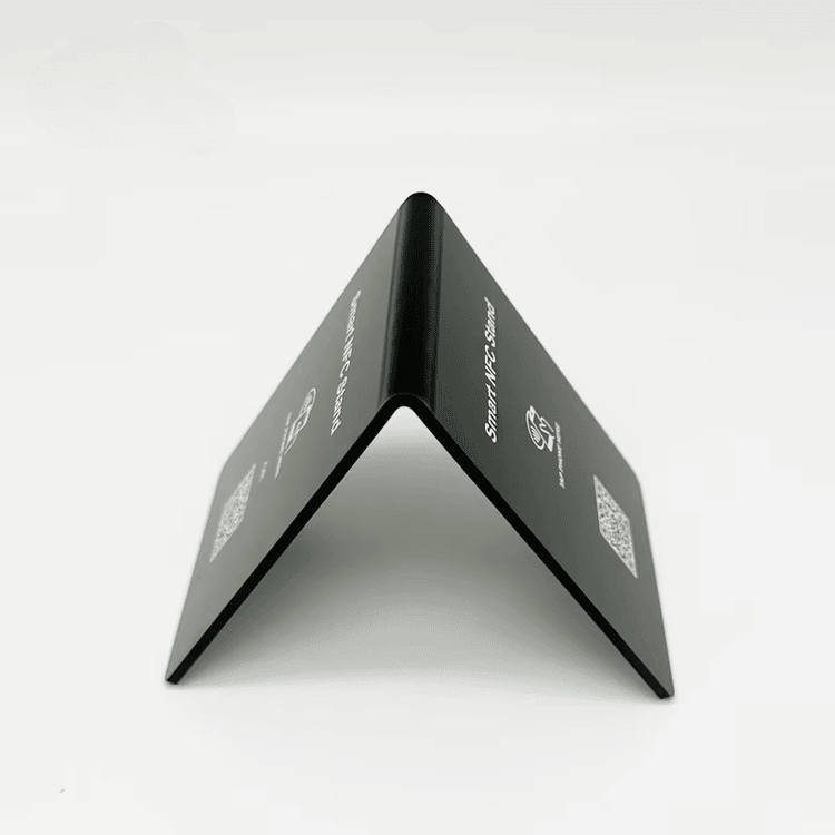 Stand personalizat NFC pentru recompense de loialitate și VIP Înregistrări afișate cu o scanare fără contact pentru cumpărători care compară soluțiile de standuri NFC.