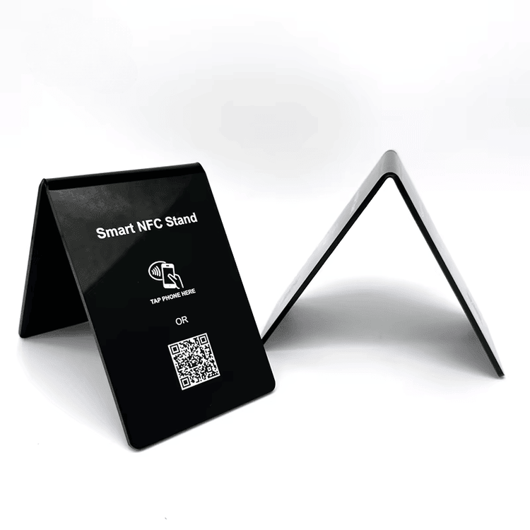 Stand personalizat NFC pentru recompense de loialitate și VIP Înregistrări prezentate dintr-o perspectivă clară a finisajului material pentru aplicațiile de standuri NFC.