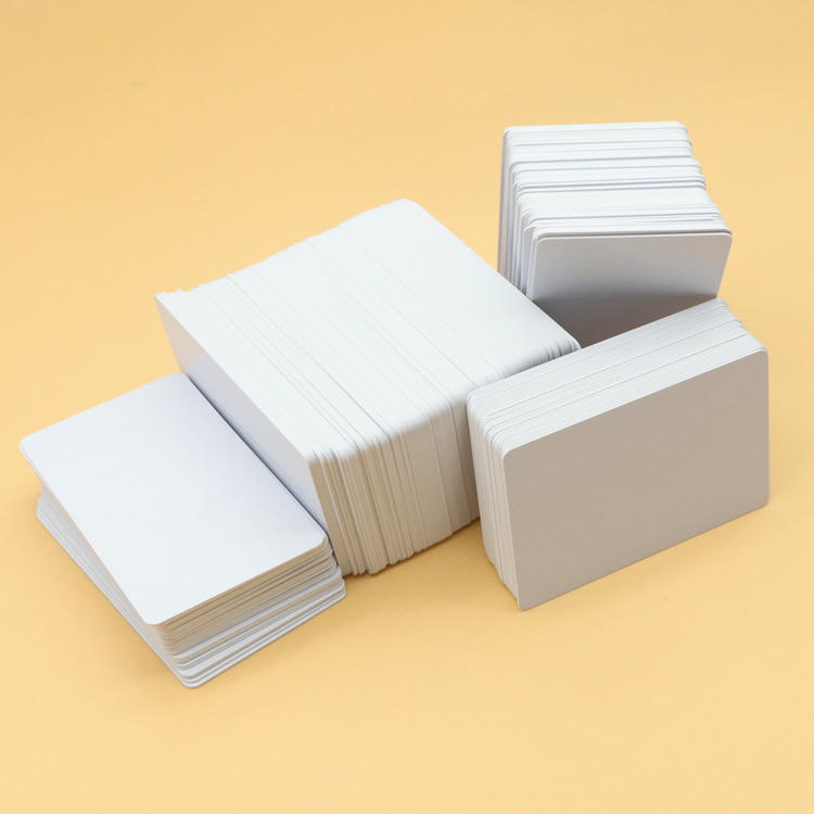 Imaginea prezintă un card PVC imprimat expus în unghi, cu umbre fine care evidențiază calitatea suprafeței.