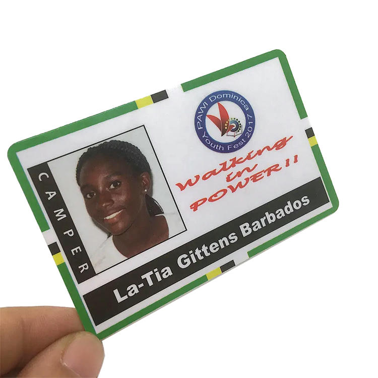 Imaginea prezintă un card PVC imprimat cu mostre de spectru cromatic, ilustrând gama de nuanțe posibilă prin imprimare inkjet.