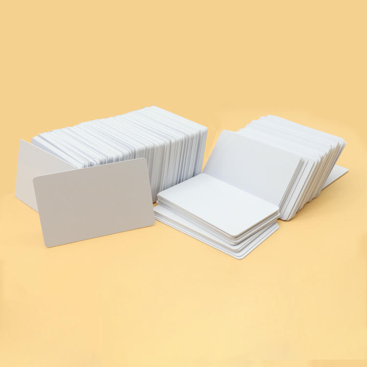 Fotografia prezintă o serie de carduri PVC inkjet imprimate, aliniate pentru a compara diferite opțiuni de design.