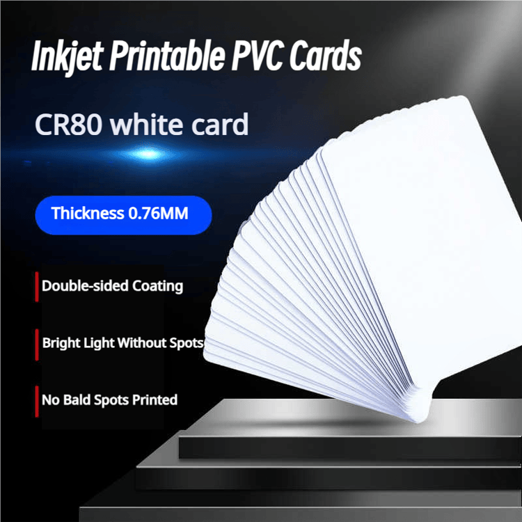 Fotografia prezintă un grup de carduri PVC inkjet aranjate pentru a evidenția opțiunile de orientare personalizată disponibile.