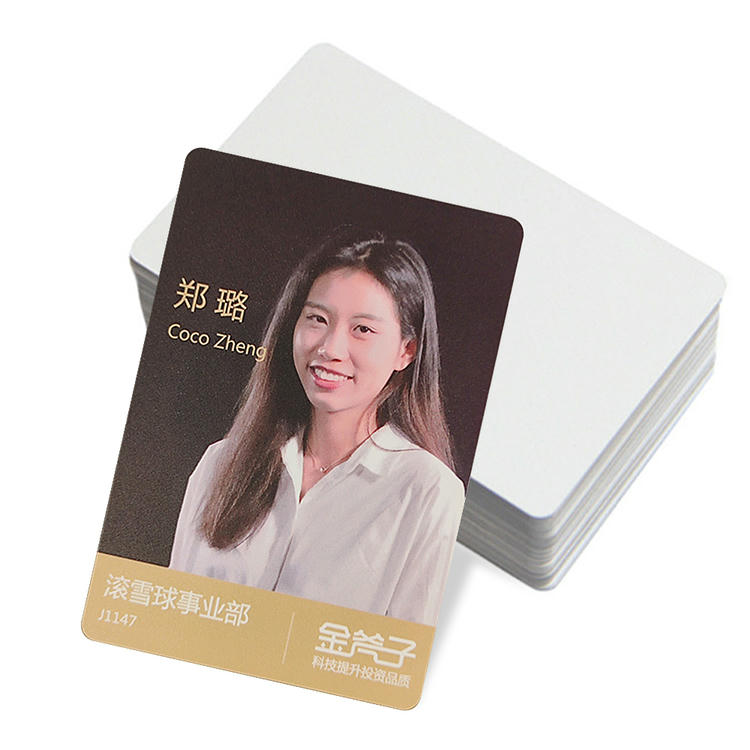 Imaginea prezintă un card PVC inkjet imprimat cu un exemplu de ID foto, ilustrând modul în care apar portretele pe card.