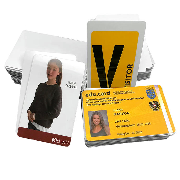 Imaginea prezintă un teanc de carduri PVC imprimabile inkjet, gata de expediere în ambalaj fără praf pentru livrarea către client.