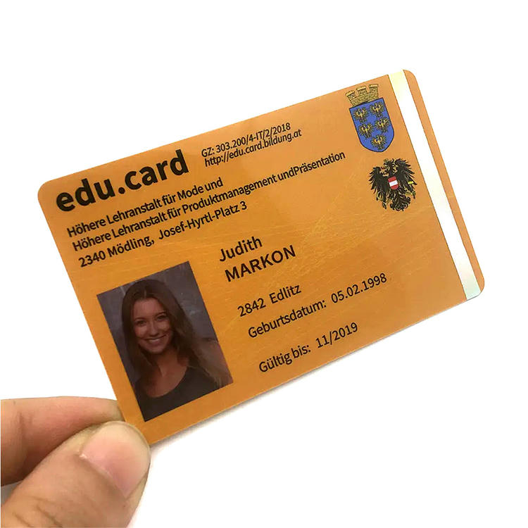 Imaginea prezintă mai multe mostre de design pe carduri PVC imprimabile inkjet, ilustrând versatilitatea pentru utilizări multiple.