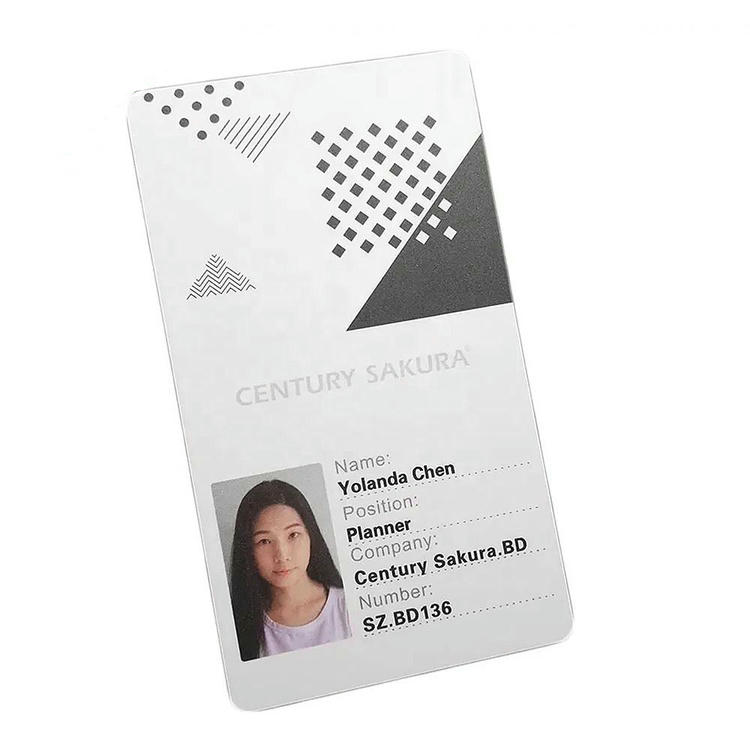 Imaginea prezintă un card PVC imprimat cu font de brand personalizat, ilustrând claritatea tipografiei pe suprafața acoperită.