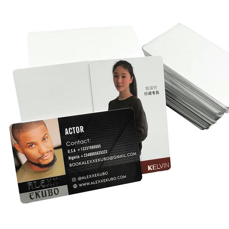 Fotografia prezintă un card PVC imprimat cu elemente de text și grafică, demonstrând capacitatea de design full-color.