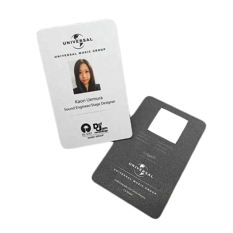 Fotografia prezintă o carte de vizită imprimată pe un card PVC pregătit pentru inkjet, evidențiind rezultate profesionale.