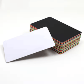 Card combo din plastic cu finisaj foarte lucios, care intensifică nuanțele imprimate și oferă o textură profesională netedă
