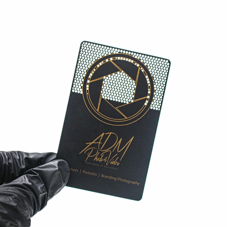 Cărți de vizită din metal gravate cu modele artistice prezentate cu un finisaj din metal periat pentru cumpărătorii care compară soluțiile de cărți de vizită din metal.