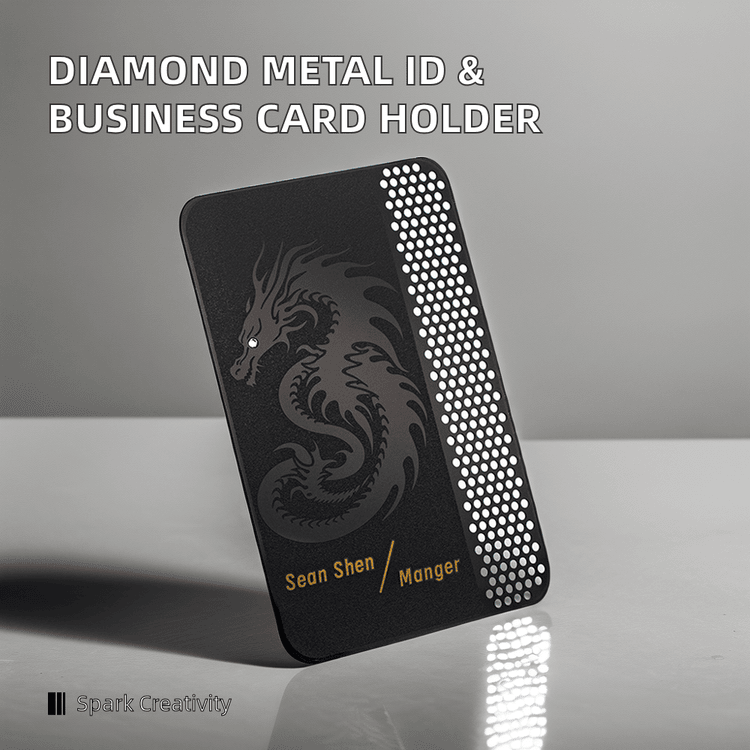 Această imagine evidențiază cărțile de vizită din metal gravate cu modele artistice de margine lustruită pentru aplicațiile de cărți de vizită din metal.