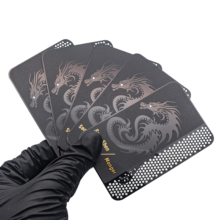 Cărți de vizită din metal gravate cu modele artistice prezentate dintr-o perspectivă clară a suprafeței premium pentru aplicațiile de cărți de vizită din metal.