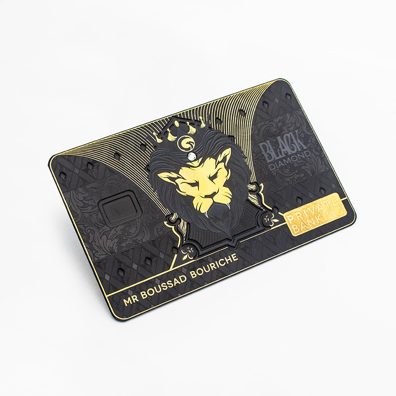 Imaginea evidențiază cardurile de vizită metalice rose gold pentru branduri de lux, cu finisaj metalic periat.