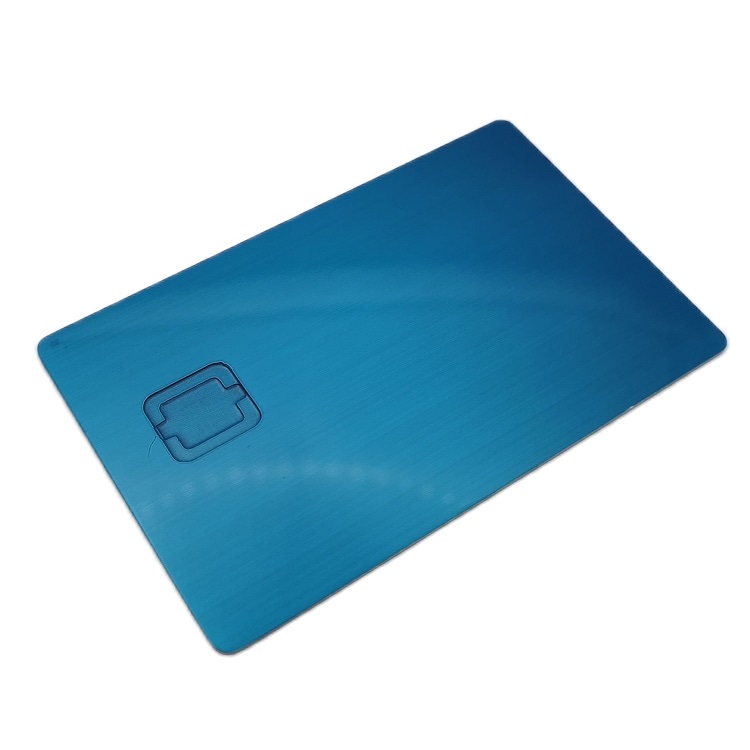 Carduri IC metalice cu contact personalizate pentru membership premium, prezentate cu finisajul materialului pentru cumpărătorii care compară soluții de carduri IC metalice cu contact.
