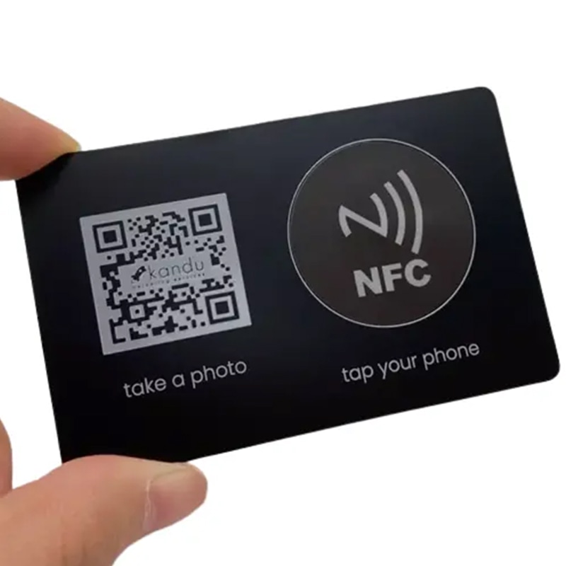 Cărți de vizită NFC metalice personalizate cu text, prezentate din perspectiva clară a layoutului antenei pentru aplicații cu carduri metalice.