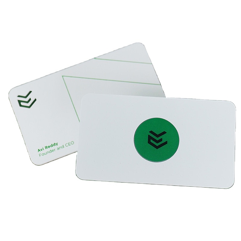 Cărți de vizită NFC metalice personalizate cu text, afișate cu accent pe imprimarea personalizată a cardurilor pentru proiecte de carduri metalice.