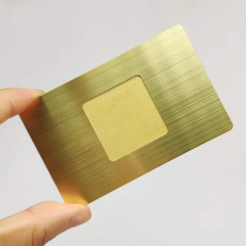 Cărți de vizită NFC metalice personalizate cu text, prezentate din perspectiva clară a vederii frontale pentru aplicații cu carduri metalice.