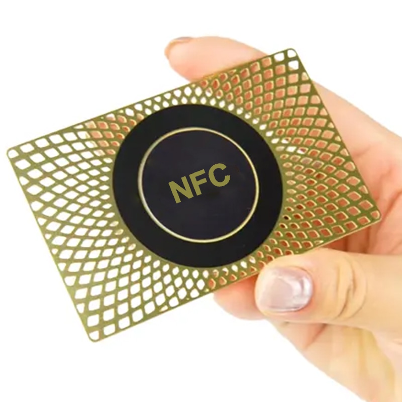Cărți de vizită NFC metalice personalizate cu text, prezentate cu acces securizat pentru cumpărători care compară soluții de carduri metalice.