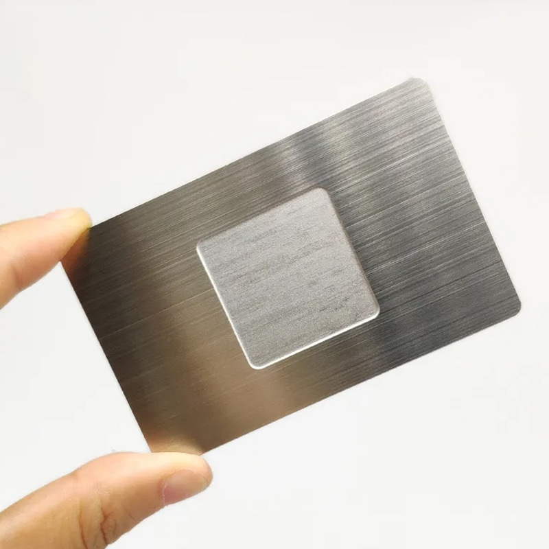 Această imagine evidențiază designul de dimensiune tip portofel al cărților de vizită NFC metalice personalizate cu text, pentru aplicații cu carduri metalice.
