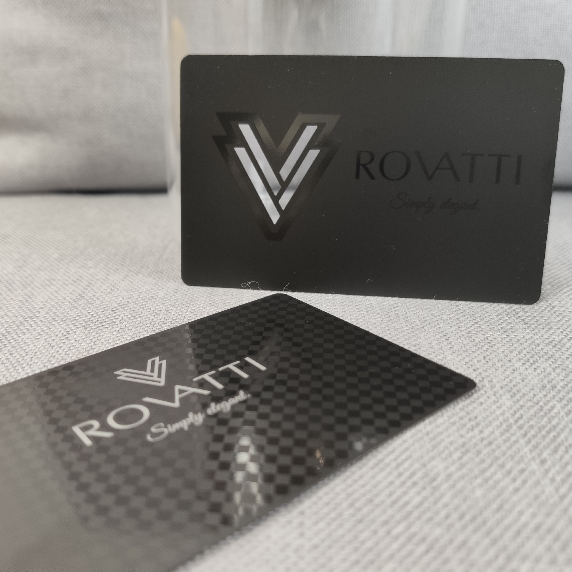 Cărți de vizită din metal tăiate cu laser pentru mărci personalizate prezentate dintr-o perspectivă clară a finisajului metalic periat pentru aplicațiile de cărți de vizită din metal.