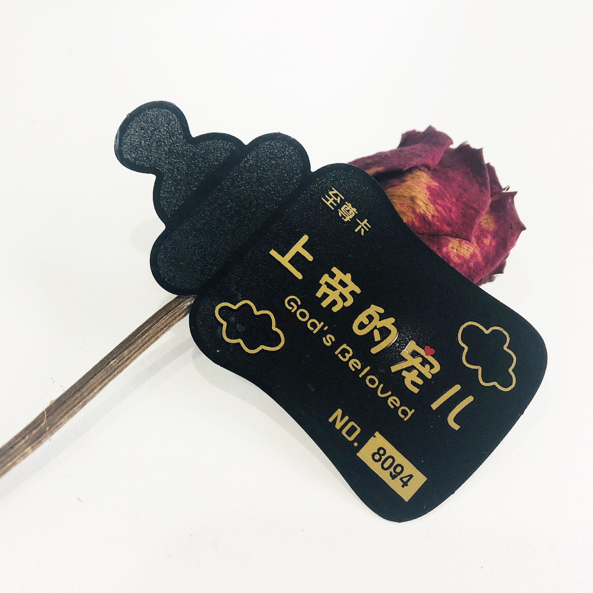 Această imagine evidențiază cărțile de vizită din metal tăiate cu laser pentru mărci personalizate ale detaliilor de cip pentru aplicațiile de cărți de vizită din metal.