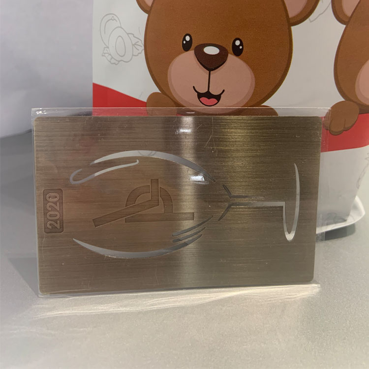 Cărți de vizită din metal tăiate cu laser pentru mărci personalizate afișate cu accent pe scanarea fără contact pentru proiectele de cărți de vizită din metal.