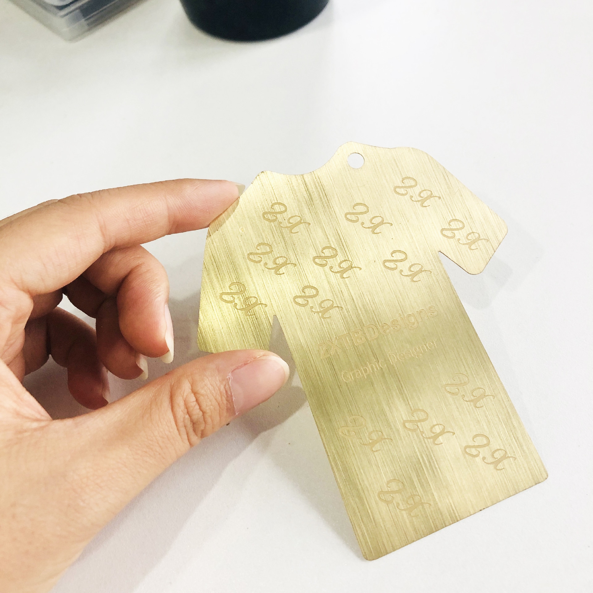 Această imagine evidențiază cărțile de vizită din metal tăiate cu laser pentru mărci personalizate cu corp metalic durabil pentru aplicațiile de cărți de vizită din metal.