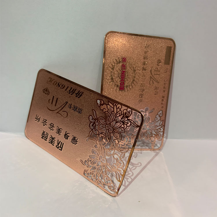Cărți de vizită din metal tăiate cu laser pentru mărci personalizate fotografie a produsului care arată sigla gravată în categoria Cărți de vizită din metal.
