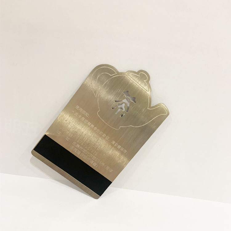 Cărți de vizită din metal tăiate cu laser pentru mărci personalizate prezentate dintr-o perspectivă clară a marginilor lustruite pentru aplicațiile pentru cărți de vizită din metal.