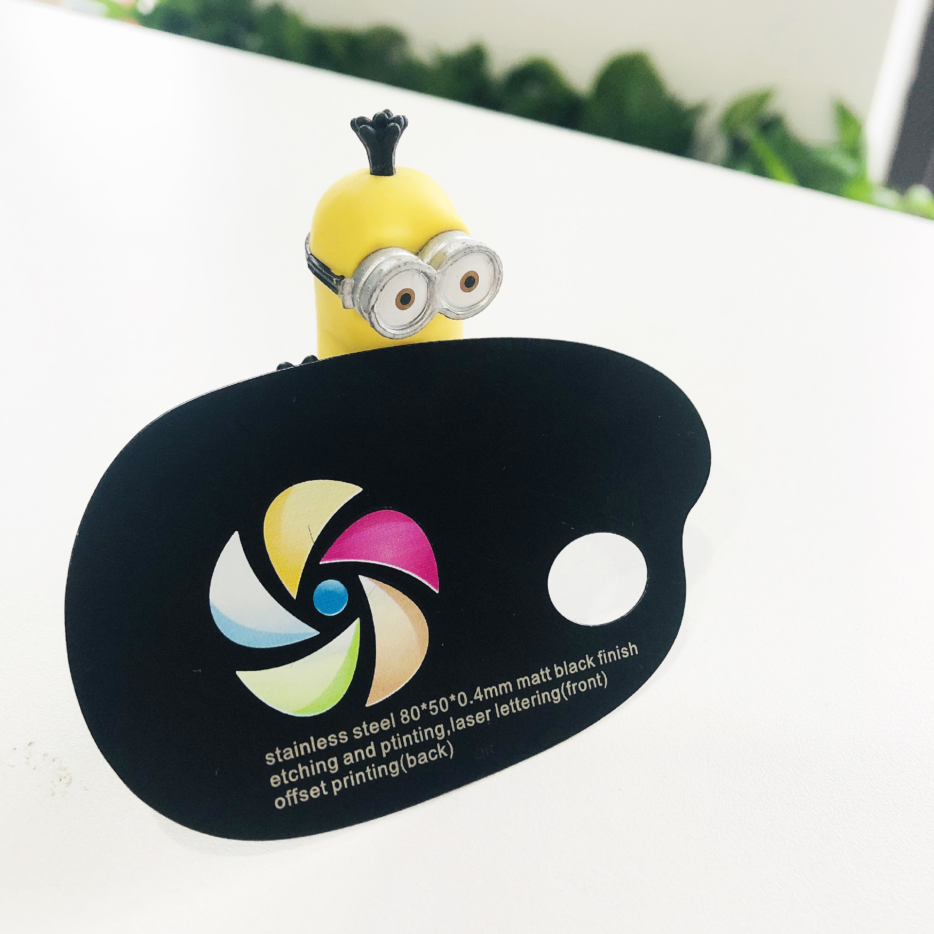 Cărți de vizită din metal tăiate cu laser pentru mărci personalizate prezentate dintr-o perspectivă clară a suprafeței premium pentru aplicațiile de cărți de vizită din metal.