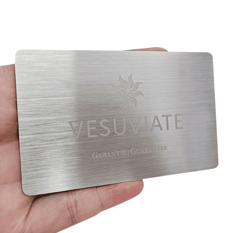 Cărți de vizită din metal tăiate cu laser pentru mărci moderne prezentate cu o vedere frontală pentru cumpărătorii care compară soluțiile pentru cărți de vizită din metal.