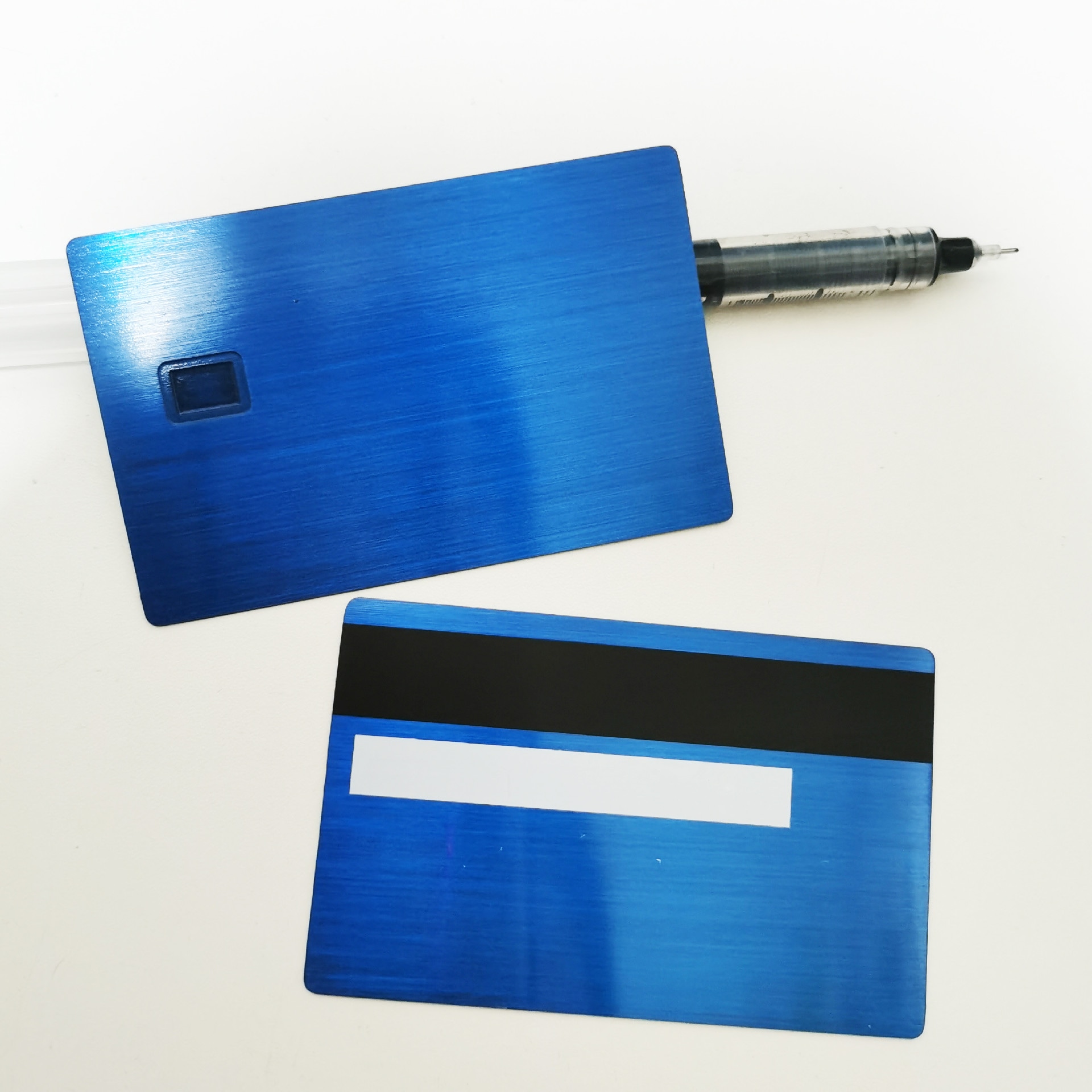 Carduri metalice cu cip personalizate pentru acces securizat, prezentate cu scanare contactless pentru cumpărători care compară soluții carduri IC metalice cu contact.