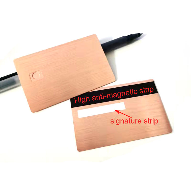 Carduri metalice cu cip personalizate pentru acces securizat, prezentate cu detaliu de cip pentru cumpărători care compară soluții carduri IC metalice cu contact.