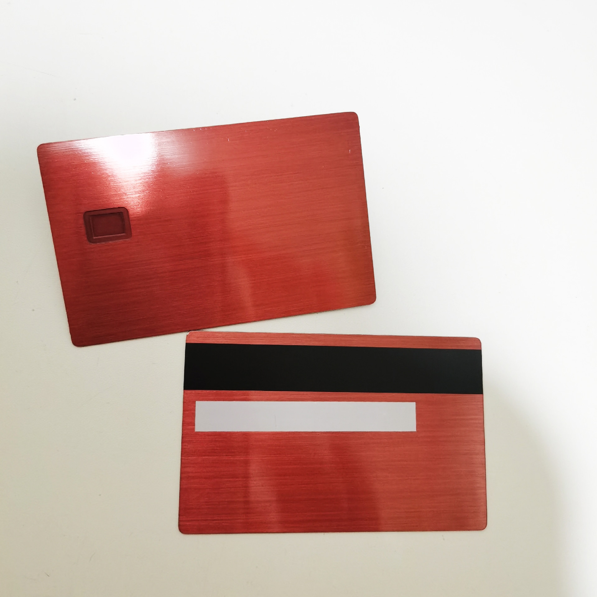 Fotografie de produs cu carduri metalice cu cip personalizate pentru acces securizat, evidențiind detaliul de tăiere laser din categoria carduri IC metalice cu contact.