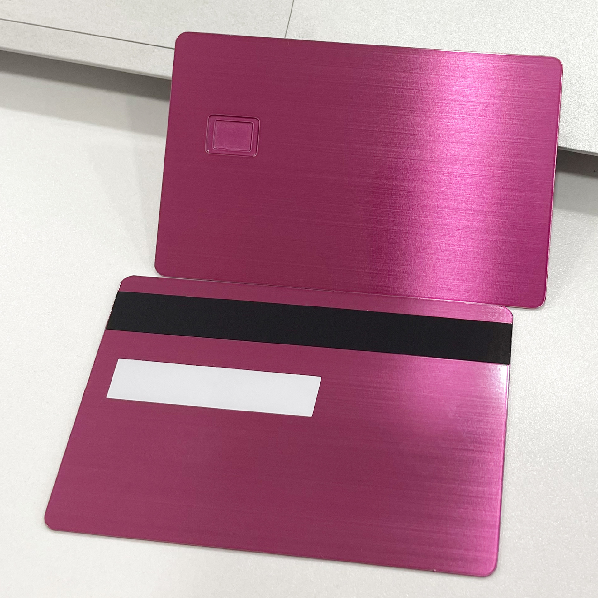 Carduri metalice cu cip personalizate pentru acces securizat, prezentate cu accent pe suprafața premium pentru proiecte carduri IC metalice cu contact.