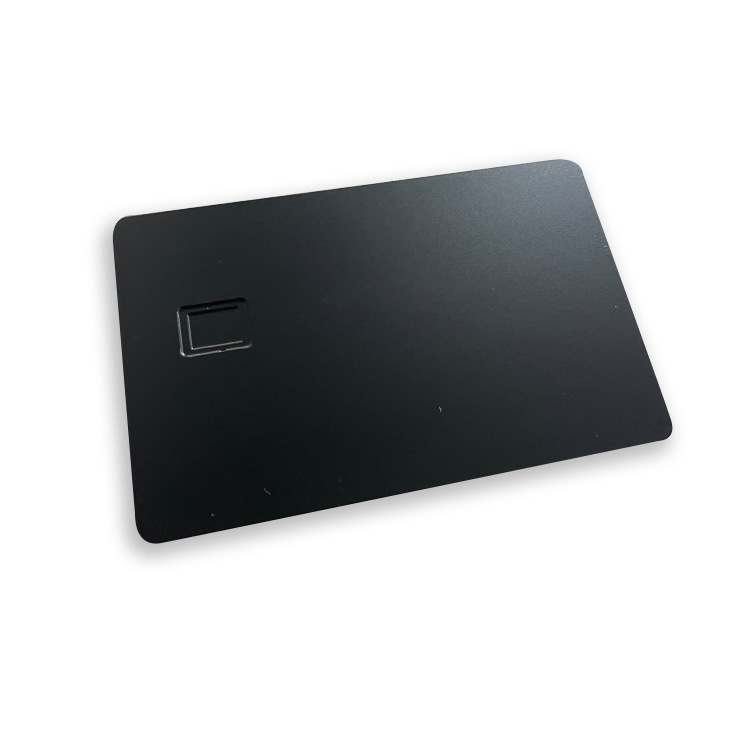 Carduri metalice personalizate cu cip IC prezentate din perspectiva unui finisaj metalic periat, pentru aplicații cu carduri metalice Contact IC.