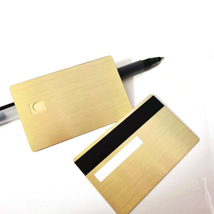 Carduri metalice personalizate cu cip IC, evidențiind logo-ul gravat pentru proiecte de carduri metalice Contact IC.