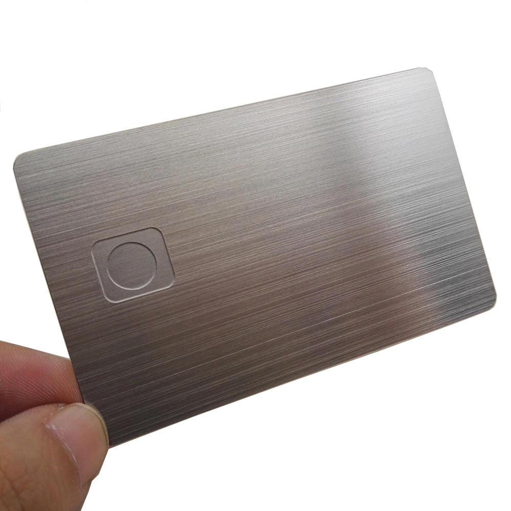 Imaginea evidențiază detaliul tăiat cu laser al cardurilor metalice personalizate cu cip IC pentru aplicații cu carduri metalice Contact IC.
