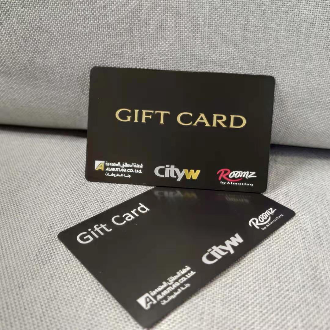 Fotografie de produs cu carduri metalice personalizate cu cip IC, prezentând suprafața premium din categoria cardurilor metalice Contact IC.